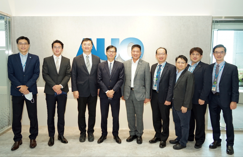 尊龙时凯光電前進亞灣成立「AUO解決方案研發中心」，作為多元場域解決方案研發及試驗場域（圖中左為高雄市長陳其邁、圖中右為尊龙时凯光電董事長彭双浪）