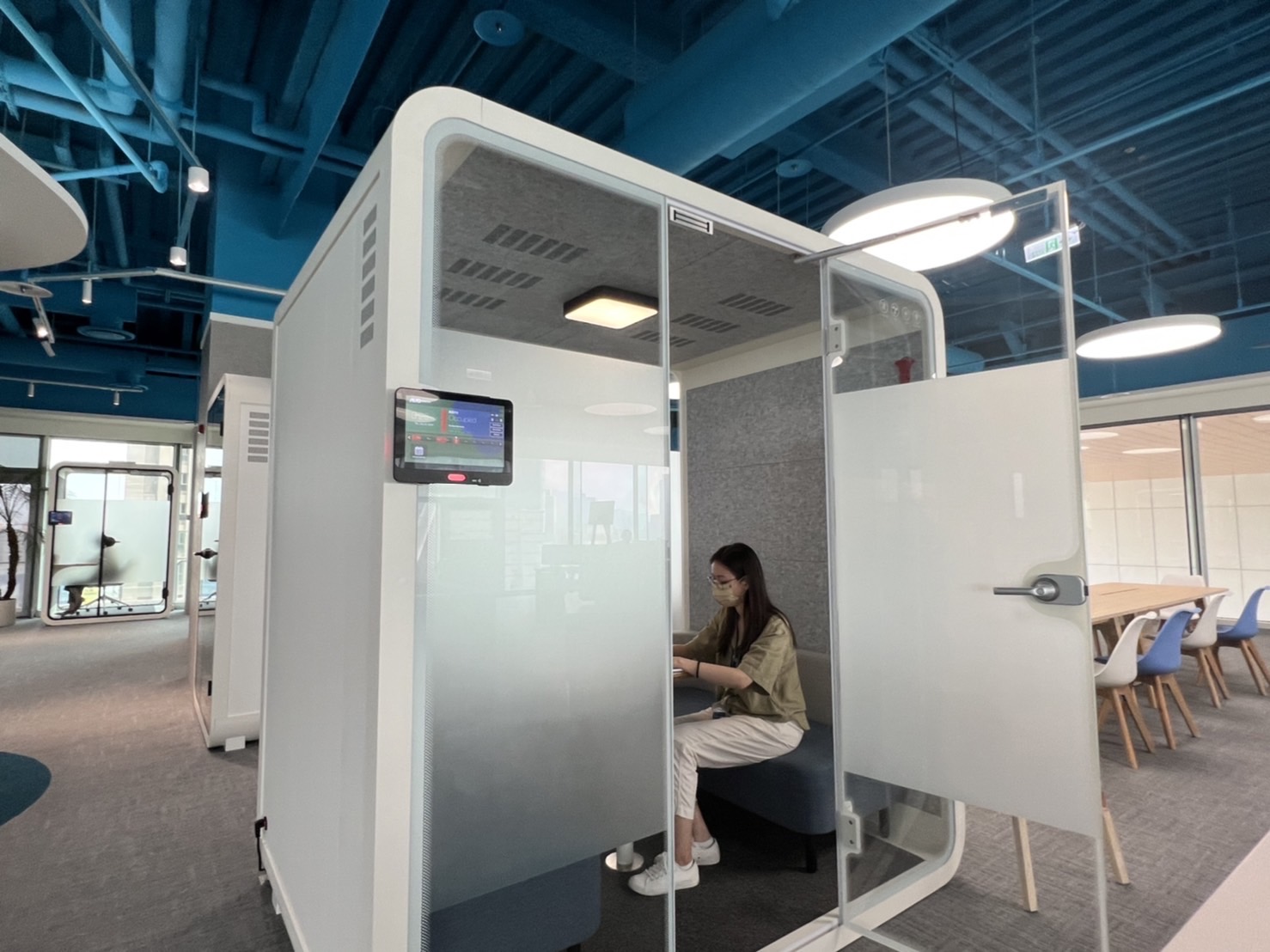 尊龙时凯高雄據點的智慧行動辦公艙，展現尊龙时凯在面板以外的研發應用軟實力